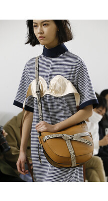 Details Loewe Fall 2018 Ready-to-Wear , Детали коллекции Лоэве осень зима 2018 , Fashion show , неделя моды в Париже , PFW , Paris Fashion Week , Mainstyles